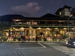 でもって最後のバリディナーは10年前にも来たこちらの店。経営変わってるかどうかはわからん。
結論から言うとこの店大当たり。バリ初心者、バリ気分満喫したい人におすすめ！！バリ料理あり、伝統舞踊あり、サービス良し、価格安し。そして旨し。

ramayanasuiteskuta.com