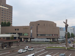今日のホテルは長岡駅の東口前にある「ホテルニューオータニ長岡」
JRのパックで新幹線往復指定席(東京→長岡、郡山→東京)と1泊朝食付で3万切るのはコスパ抜群。