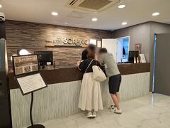 遂に今夜のお宿に到着しましたー！

今回のお宿はPool and Villa Sorang。
1棟貸しのペンションが魅力のお宿です。

人数多いので、皆と行く韓国旅行はペンションに
泊まることが多いです♪

車をフロントに停めて、先生とNさんがチェック
イン。「新婚旅行のカップル」と勝手にテーマを
決めて遠くから隠し撮りする私ww