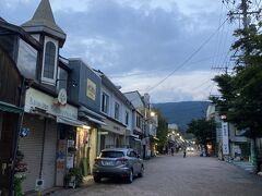 旧軽井沢商店街。歩行者専用道路ではありません。ジャムの沢屋と中村、有名コーヒー店、チョコレート専門店など、パンの浅野屋、フランスベーカリー、サワムラ
など主だった店は全てここにあります、