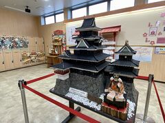 改札前の松本観光案内所、松本城の模型