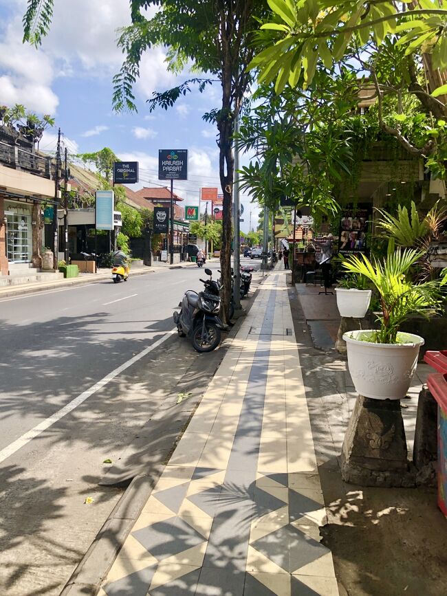 ヴィラでのんびり過ごしたあとは、ランチ前に再びじゃらんじゃらん。<br />Jl.ラヤ・スミニャックを北上し、Jl.Kuntiへ。<br />昔、両親とバリ島へ来た際に行き来した懐かしい通り。<br />おしゃれスーパー「バリデリ」がもう違う名前のスーパーになっていて驚いたり。<br />この通り、空き地だらけだったのにな、、、<br />