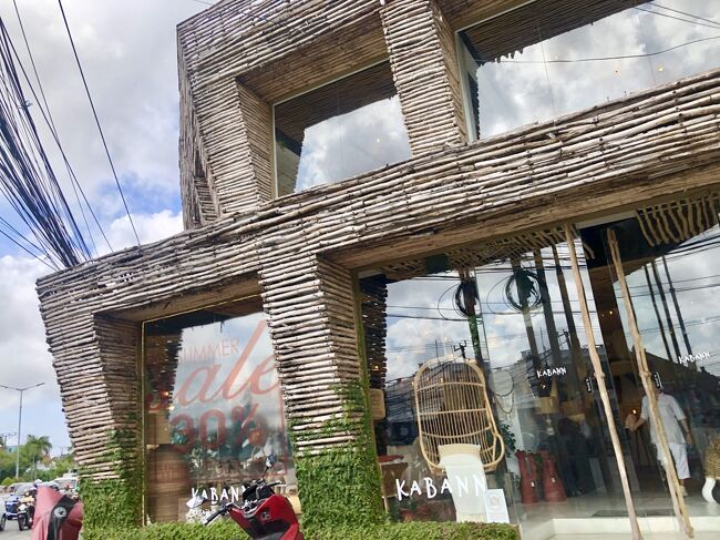 クンティ通りとサンセットロードの交差点に、素敵なインテリアショップが。<br />「KABANN」<br />かばんだってーww かばんーwww と雰囲気もなにもない、CoCoMam一家