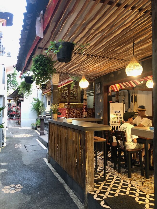 時間が早いのでお客さんは我らのみ<br />おそらくですが、ご親戚一同でお住いの大きなお宅の一部を改装してWarungにしたような佇まい。<br />ご家族経営な感じでした(違ってたらスミマセン)。<br />小さいお子ちゃま達が席に遊びに来てくれたりしてwwほっこり。