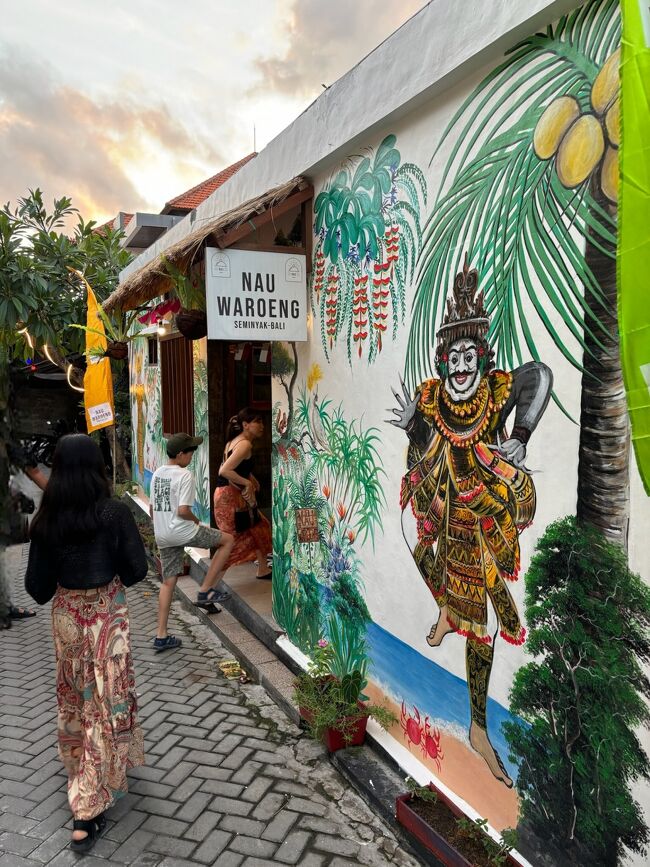 夕食は、昼間じゃらんじゃらんして目星を付けていた<br />「NAU WAROENG」へ<br />大通りから、小さな小さな小道を入った奥。