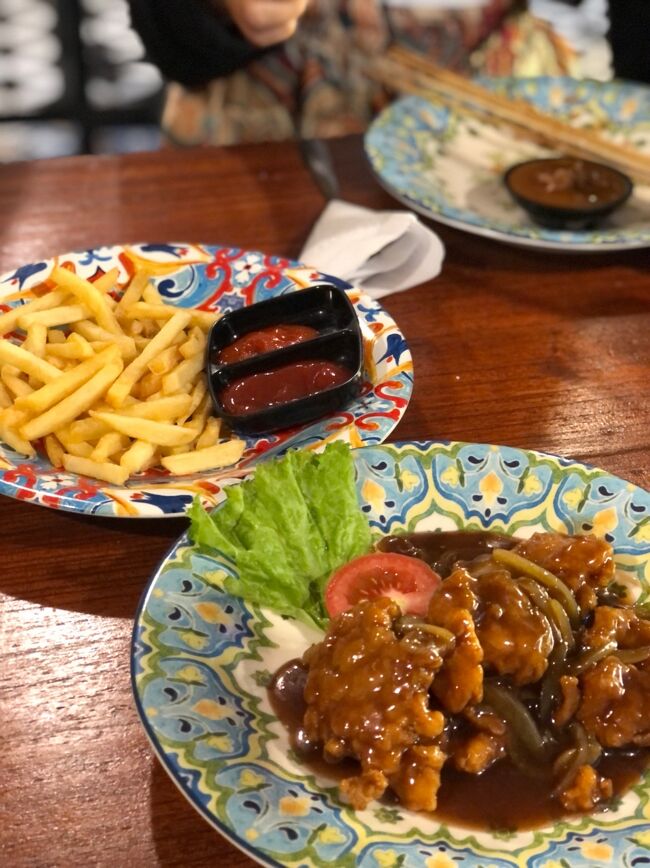 息子はチキン・テリヤキ(40k)と姉とシェアのフレンチ・フライ(25k)