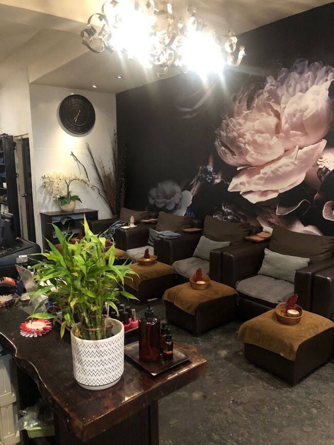 入店した時はマッサージ用チェアには誰一人座っておらず、お客二人はクリームバスしてもらってて、、（なのにシャワー台は１台）<br />「ちょっと待ってね」と言われる。