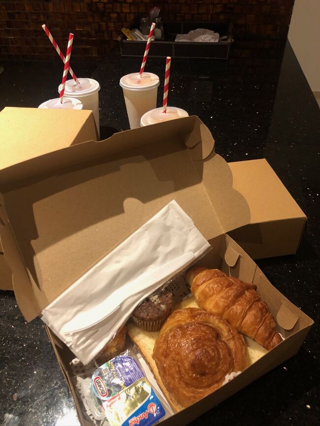 8月9日(金)<br />8:20発のHX706便に乗るため早起き。<br />ヴィラでは朝食ボックスを用意してくれます。<br />空港で食べるつもりだったのに、少し時間あったのとお腹すいちゃったのとで、マフィンは手荷物にしてパンとジュースは食べちゃいましたww