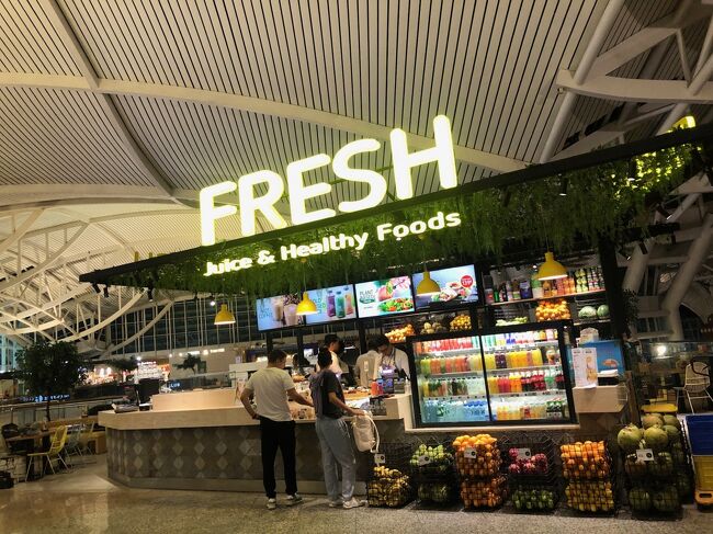 5:45にヴィラでピックアップしてもらって、6:00ちょい過ぎには空港に着いちゃった。早朝は車が全然走ってないから、呆気ないくらいに早く着いちゃう。早く着かなくていいのにって思っちゃう。<br />この空港入り口付近のジューススタンド見るたびに、寂しさに襲われ何とも言えない気分になります。        