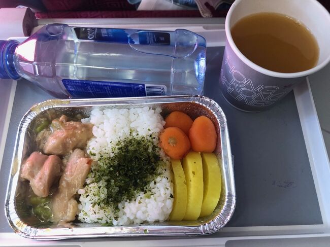 毎回、衝撃的な香港航空の機内食。<br />たくあん出ても、もう何も驚かない。