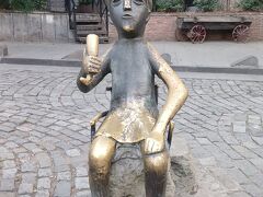 18:17
この像の周りにツアーのグループが集まってガイドさんが何か説明してたので、とりあえず撮っとく。後で調べたら『ワインを飲む人』の像のレプリカ。7世紀にできた本物は博物館にあるらしい。