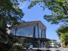 その先は…、群馬音楽センターの近代的建物。