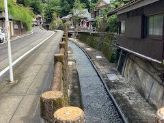 ０９：０５　レンタカーを借りて熊野本宮大社へ
途中　湯の峰温泉に立ち寄ります。
ナビのセットを間違えてやや遠回り