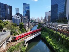 聖橋から。
列車の交差を見たいけど、なかなか同時にやってこない。
暑いので橋の上で待つこと能わず。
