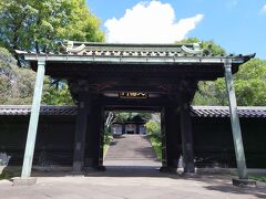 橋を渡ってすぐの湯島聖堂。