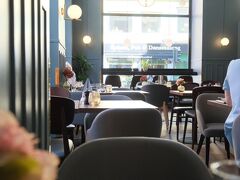 グランドホテルの裏側にあるカフェテリアっぽいレストラン。カジュアルなサービスだけど、インテリアは落ち着いた雰囲気。
この壁の色と照明が素敵。