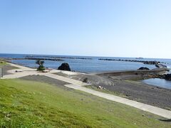 こちらが『底土海水浴場』です。
八丈島は火山島の為、島内のビーチには岩場が多いですが、こちらは島内唯一の人工砂浜の海水浴場となっています。
透明度が高く『八丈ブルー』とも言われる海は、2020年に『水がきれいな海水浴場ランキング』で第5位に選ばれたそうです。
ウミガメが海水浴場にやって来る事もあるそうで、運が良ければウミガメと一緒に泳ぐ事も出来ます。