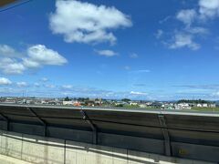 ３＜北海道新幹線＞
　新青森駅を発車すると、管轄がJR東日本からJR北海道へと変わります。「本日も北海道新幹線をご利用くださいましてありがとうございます」というアナウンスも。車窓からは、陸奥湾と下北半島が見えてきました。このあと、かつて世界最長であった「青函トンネル（全長約54Km）」を通ります。