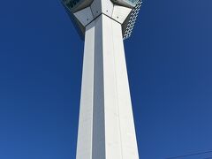 ５＜五稜郭タワー＞
 　JR新函館北斗駅から函館市街へ移動し、最初に行ったのは「五稜郭」。20年ほど前には、車で近くを通っただけだったので訪れるのは初めて。まず、五稜郭タワーに上り全体像をつかむことにしましょう。　※入場料1000円　
