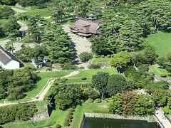 ７＜五稜郭公園＞
　五稜郭の堀の内側は「五稜郭公園」という公園になっています。春には満開の桜と花筏、秋には赤や黄色の紅葉、そして冬には雪で真っ白の星形が見事だそうです。また、違う季節に訪れたいものです。