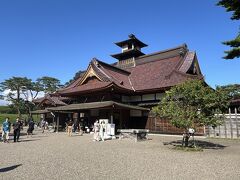 １４＜箱館奉行所＞
「箱館奉行所」は、江戸幕府により日本の北辺防備の拠点として箱館に設置された役所でした。当初は箱館山の麓に置かれ、その後、五稜郭の完成と共に移転。明治元年、戊辰戦争最後の戦いとなる箱館戦争の舞台となり、戦争後の明治4年に解体。存在した期間はわずか7年でした。
　それから約150年後の平成22年、建築当時の材料・工法を使用し、庁舎の1/3の規模で見事によみがえりました。