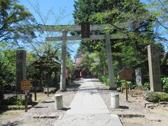 再び酔月橋を渡って戻り、懐古神社に行きました。1871年に廃藩置県で荒廃していく城址を憂えた旧小諸藩士が中心となり、本丸跡に懐古神社が創建されました。