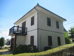 小諸義塾跡石碑の近くに、白壁瓦屋根の四角い二階建て建物があります。小諸義塾記念館です。1892年に全人教育を目指した小諸義塾を木村熊二が開校しました。1896年に石碑のあった場所に塾舎本館が建てられました。教師として、島崎藤村、鮫島晋、三宅克己らが着任しました。国家方針や社会風潮と相容れず、1906年に閉校しました。1994年に校舎本館が小諸市に寄贈され、1996年に現在地に移築されました。館内に木村熊二や教師たちの略歴が展示され、当時の写真などで様子を知ることができます。使用していた教科書は興味深かったです。明るく開放的な印象は、館内の白壁とガラス戸によります。
暑い日でしたが、懐古園をゆっくり散策した半日でした。