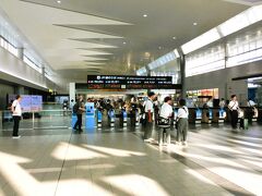３０分弱で「ＪR広島駅」に着きました、

通学・通勤のラッシュですが逆方向で時間も早いのか意外と中央改札口もご覧の通りでした。
