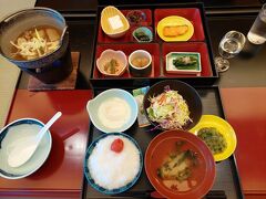 小野川温泉の源泉で炊いたお粥、お味噌汁、サラダは自分で取りに行き
いただきま～す Ψ(*¯ч¯*)''

