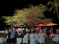 下に降りると
まだライブの余韻が。。

ほんまにハレクラニらしくなく
派手な夜で御座いました

