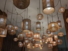 2泊するフォーポイントバイシェラトンクタに到着。
22時近かったのにクタ名物の渋滞＆ホテル前の道路が狭すぎて、ドライバーさんに申し訳なかった。