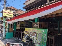 お昼はフォーポイントから徒歩8分ほどの「ワルン・インドネシア」へ。
日本人女性が営む人気店です。