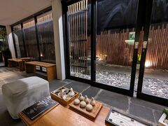 ホテルに戻って、スパの送迎車で「スマスパ」へ。
スパの入っているホテルのドライバーさんが来てくれましたが、クタの渋滞＆ホテル前の道がとんでもない状況で30分以上の遅れ。渋滞の時間に予約して反省。

秘密にしておきたいぐらいなのですが…マイマイバリからかなりお得なプランを事前予約していました。リクエストベースで即予約できないので、利用日まで日にちのある方にはオススメです。
2日後にレギャンの別のスパも予約していました。

https://maimai-bali.com/spa/151

