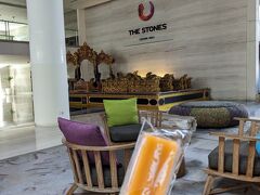 ウォータボムパークからブルーバードタクシーで3泊目に泊まるホテルへ。
マリオットのプロモーションを達成すべく、こちらは1泊だけ。
バリ島でゆっくりしたいのに、ホテル移動してばかりの本末転倒ぶり。

チェックインを待っている間に渡されたマンゴーアイス。
すごい勢いで溶けてくるし、食べるの大変。ウエルカムドリンクの方が嬉しいなぁ。