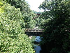 猿橋の一つ下流にかかるのは水力発電所の水道橋(八ツ沢発電所第１号水路橋)。