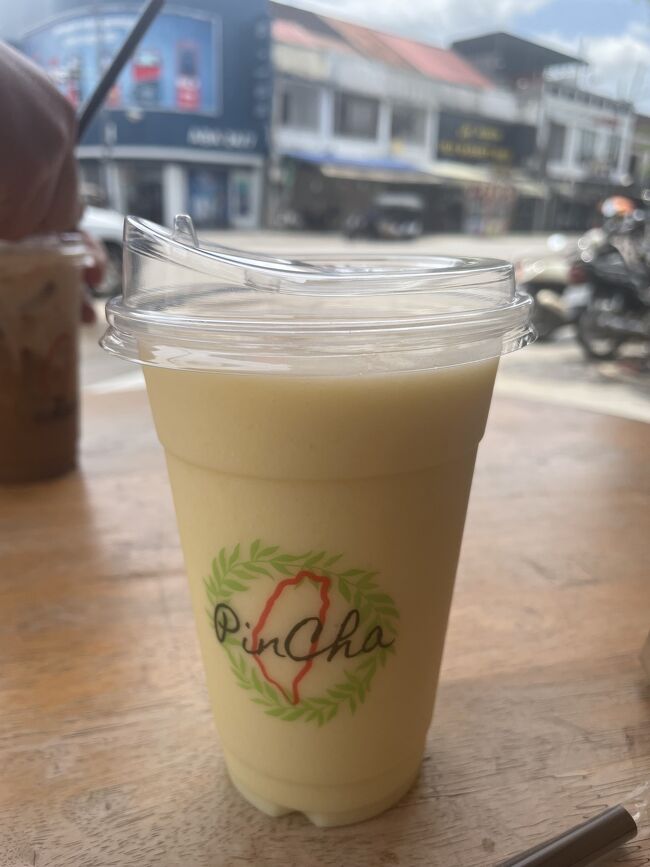 マンゴースムージー<br />甘すぎずさっぱり系<br />他の東南アジアで飲んだやつより甘味は少ないけどこれはこれで美味しい