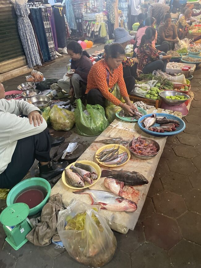 こちらもいろいろな食材が売られている