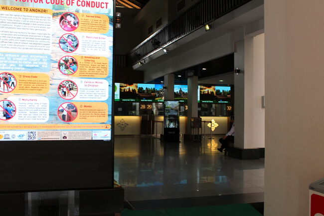 その前にアンコールパスを購入する為チケット販売所へ<br />ここで、1日券・3日券・7日券とあるんだけど、私たちが行こうとしてるのは明日のみで、本日は夕日を見るためにプノンバケンへ行くのみ<br />ネットで調べたところ明日の1日券を購入すると本日夕方はタダでは入れるという情報<br />一応こちらのスタッフの方に確認すると入れるという返事をもらえたので、明日の1日券のみカードで購入