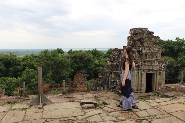 曇っているので見えそうにない<br />でも人が結構集まってきます<br />ここに登るには人数制限があるため夕日が見えそうな日は早めに来た方がいいかもしれない