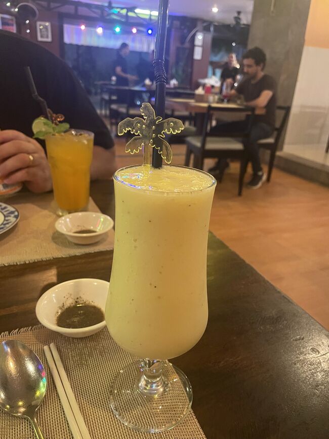 夕食はホテル近くのKhmer Grillへ<br />またまたマンゴーシェイク