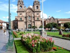 その後、ブラブラしながら
「アルマス広場」へ。

ここは街の中心部。
土産物店から、レストランまで
何でもアルマス広場。