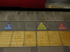 2024.08.03　大分
大分に到着。最近高架線になったから、めぼしいものは絶対ないけど下を向いて歩こう。車体や帯色で区別するわかりやすい乗車Ⅰ案内。