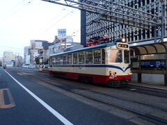 はりまや橋から高知駅まで路面電車のとさでんに乗って帰ります。
　はりまや橋駅→ 高知城前駅（高知駅）
　（とさでん桟橋線 各停 高知駅前行）

スノードームは一つも見つかりませんでした。路面電車で桂浜まで行けばあったかもしれないけど、もう18時過ぎだし疲れていたので断念。