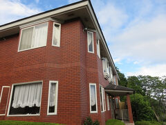 ピーコックヒル・・・風薫る　オーベルジュ

高台にあり　海の見えるツイン　宿泊

最低限必要なアニメティ　女性には選べる色浴衣

wi-fi　冷蔵庫　テレビ　

ユニットバス　トイレ（ウオッシュレットなし）

コンパクトに使いやすく　清潔感あり　快適

ここでは　夕食　フルコース　18;00～

お箸でいただける　コースメニューは　定番フレンチ

柔らかな食感　芳醇なソース　適度なサーブ　

ゆったりと　アルコールランプの灯りと共に　実食

コースが終われば　オーナーシェフの方が　ポラロイドカメラ撮影

翌日　朝食のテーブルにて　プレゼント

朝食　パン　オムレツメインな洋食プレート　おかわり自由な珈琲　オレンジジュース　スープ　8:30～

お風呂は　1F温泉みかげ石風呂＋露天　2F露天　24時間入浴OK

2Fにあるランプにて　空き知らせる　システム

温泉と美食　オーナー様の心遣いと共に　快く楽しめる　お宿




