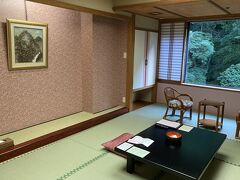 本日のお宿「原瀧」さんにチェックインしました。滝が望める山側のお部屋で最大5人まで泊まれる広いお部屋。