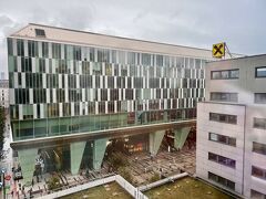 日本出発前からウィーンの天気は雨予報が多かったのですが、現地に着くと風も強いし気温も低くて、とてもじゃないけど薄手のニット１枚では歩けない…(((=ω=))ｻﾑｲｰ

急場しのぎなので余計な出費を抑えるために、ウィーンミッテ駅直結ショッピングセンター、ザ・モール内のファストファッション店でアウターを買うことに☆

・NEW YORKER コート替わりのロングカーディガン１９.９９ユーロ（３２１８円）
・NEW YORKER 妹の中綿入りブルゾン３４.９９ユーロ（５６３３円）
・H&M ウールタイツ２足組１４.９９ユーロ（２４１３円）×２

そう言えば何年か前にもベルギーで寒すぎて、ファストファッションのお店でダウン買ったな～。。。


【MEMO】
９月のヨーロッパは寒い日も多いので、防寒用アウター持参は必須！！