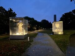 購入したアウターを着て（笑）、１９時３０分に間に合うようウィーンミッテ駅からＳバーンに乗ってウィーンクォーターベルヴェデーレバーンスト駅へ。

こんなライトアップされた彫刻のある森を進んで行ったのですが、雨が降ってるからか夜間開館日のはずなのに人通りもほとんどなく・・・

ここで気づけばよかったのですがさらに進み、