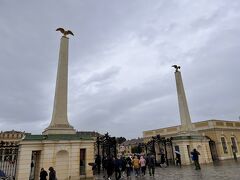 駅舎から外に出たら、強風と横殴りの雨で前に進めない！

傘をほぼ真横に倒してさす状態で、前も見えなければ隣にいるはずの妹もどこにいるかわからない(ﾟロﾟ; 三 ;ﾟロﾟ)ﾄﾞｺｰ?

駅からたった５分の距離にあるシェーンブルン宮殿まで倍の１０分かかりました。。。