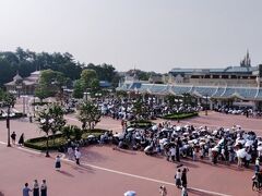 8月13日7時30分ディズニーランドステーションからの入園待ちの様子です

列としては短いと思います
暑いですからね

でもこの日自体は8月の中ではやはり混んでいたと思います