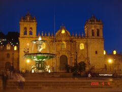 休憩後、マジックアワーの頃に
ひょっこり再び「アルマス広場」へ。
何度目だ？

今日は晴れてて、
カテドラルのライトアップもいい感じー♪